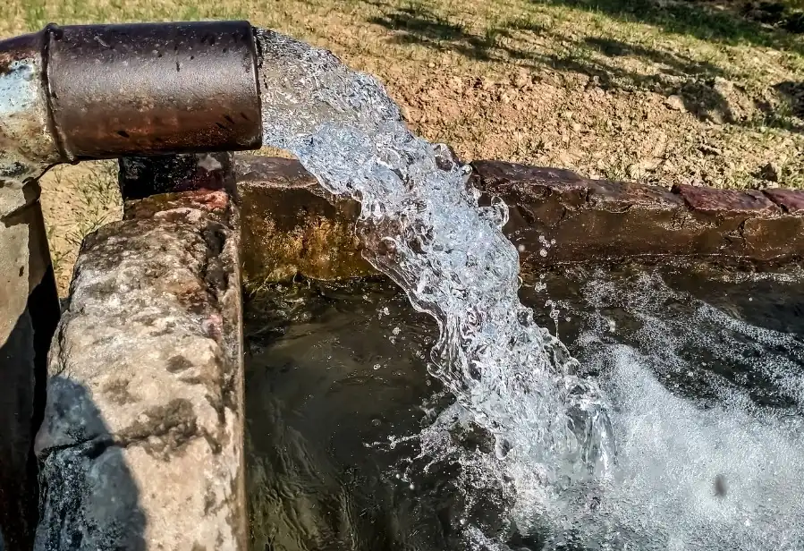 Agua brotando de una captación subterránea antes de su análisis de potabilidad