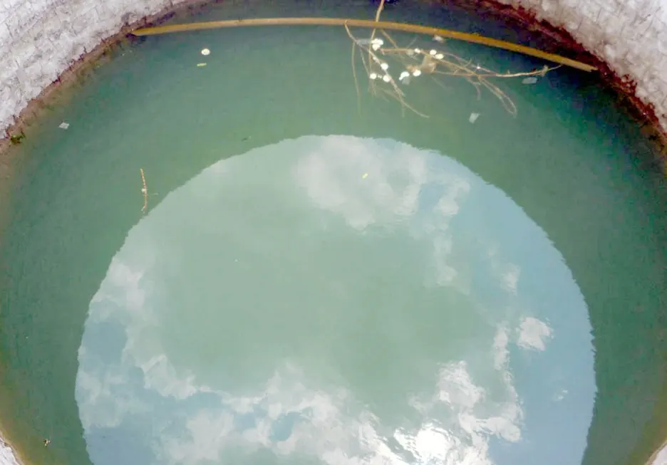 Agua clara en un pozo tras el tratamiento de desinfección