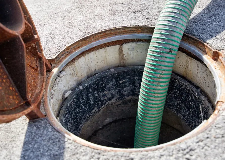 Boca de la arqueta separadora de grasas tras su limpieza y aspiración