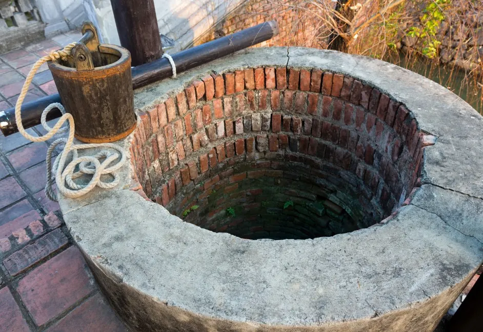 Brocal de un pozo tradicional abierto para extraer la bomba sumergible