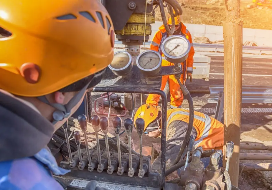 Técnico controlando los manómetros del equipo durante un ensayo SPT