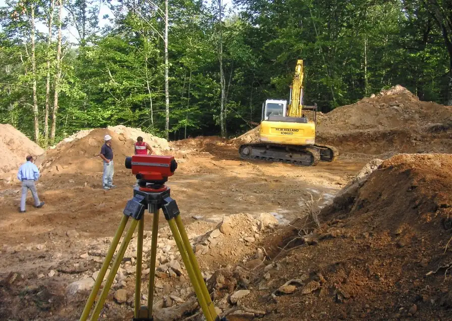Trabajos de sondeo y topografía en una parcela antes de decidir el punto de perforación