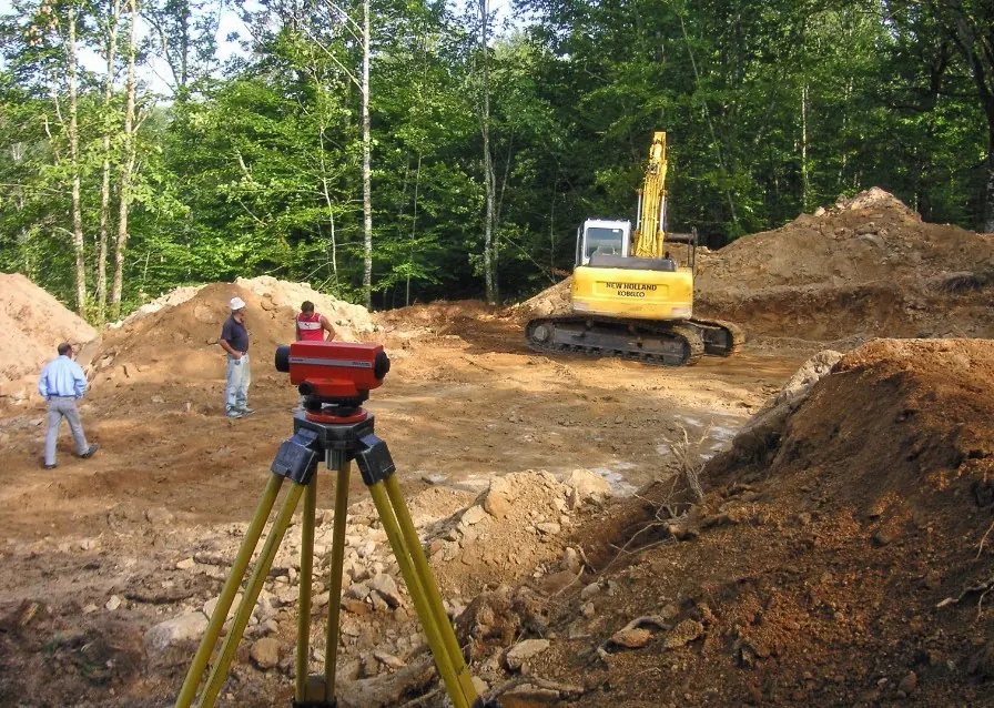 Trabajos de sondeo y topografía en una parcela antes de construir una vivienda