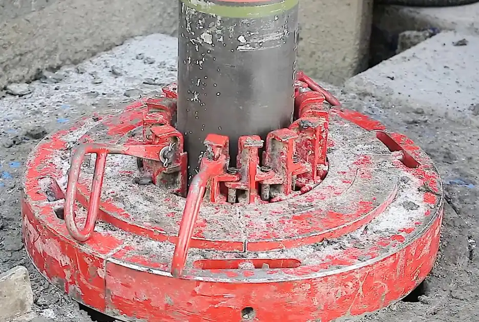 Cabezal y varillaje de perforación a rotopercusión a pie de obra